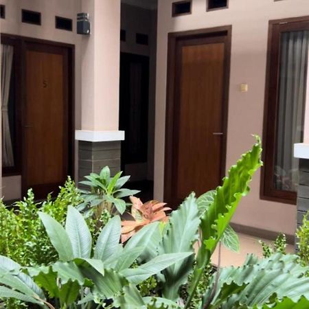 Hens Guesthouse Syariah Gadobangkong Exteriör bild