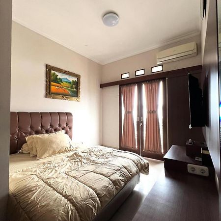 Hens Guesthouse Syariah Gadobangkong Exteriör bild