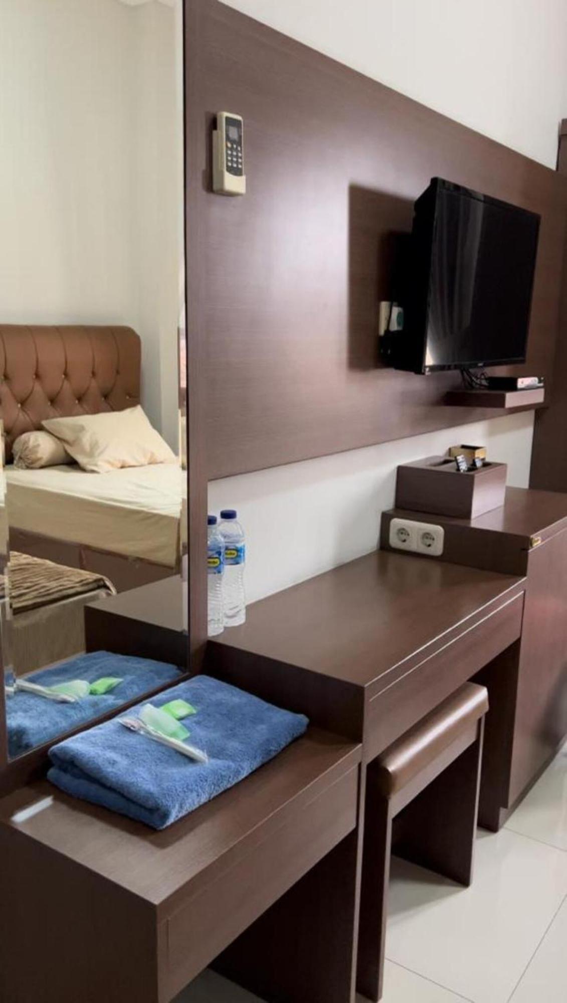 Hens Guesthouse Syariah Gadobangkong Exteriör bild