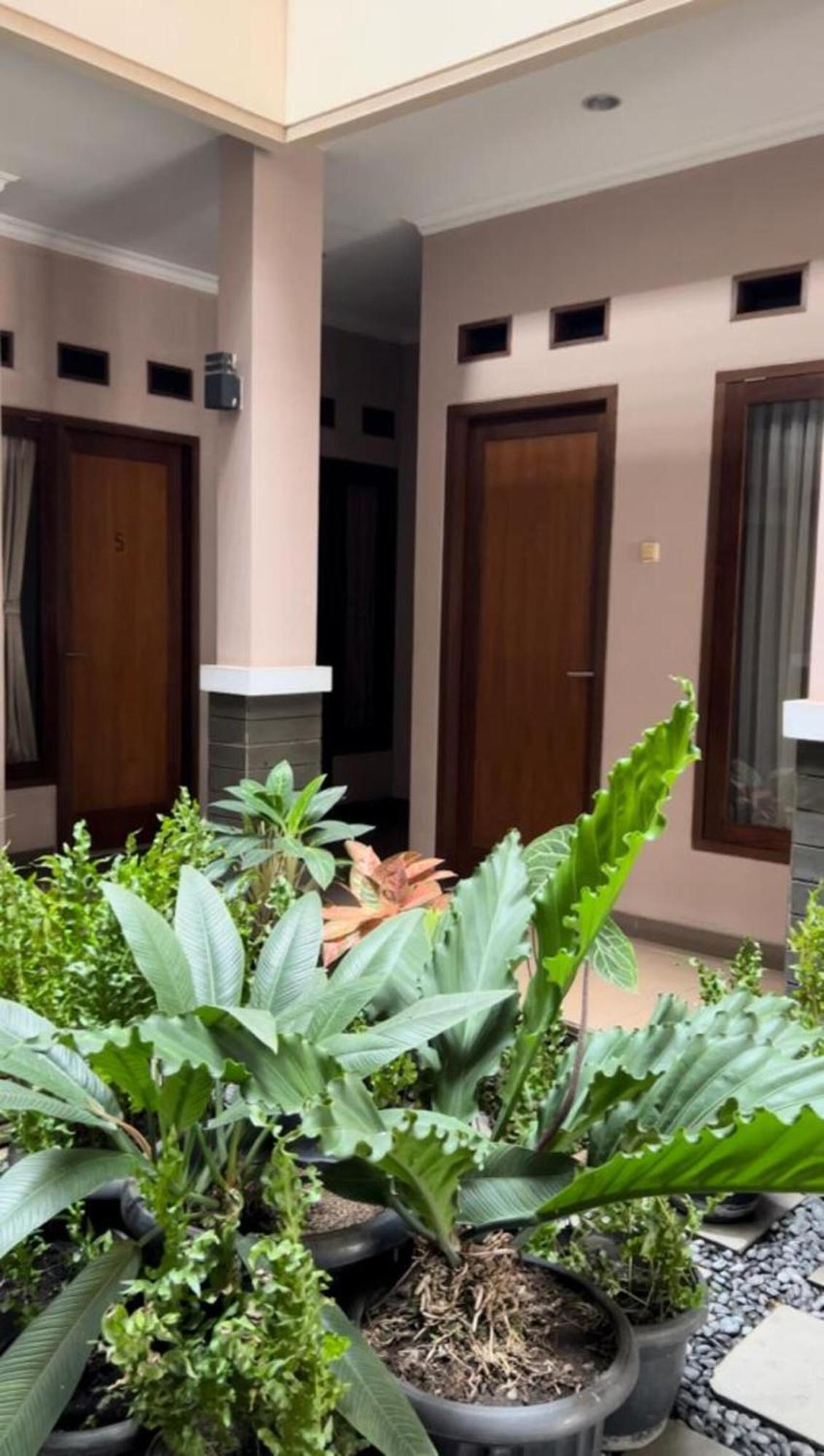 Hens Guesthouse Syariah Gadobangkong Exteriör bild