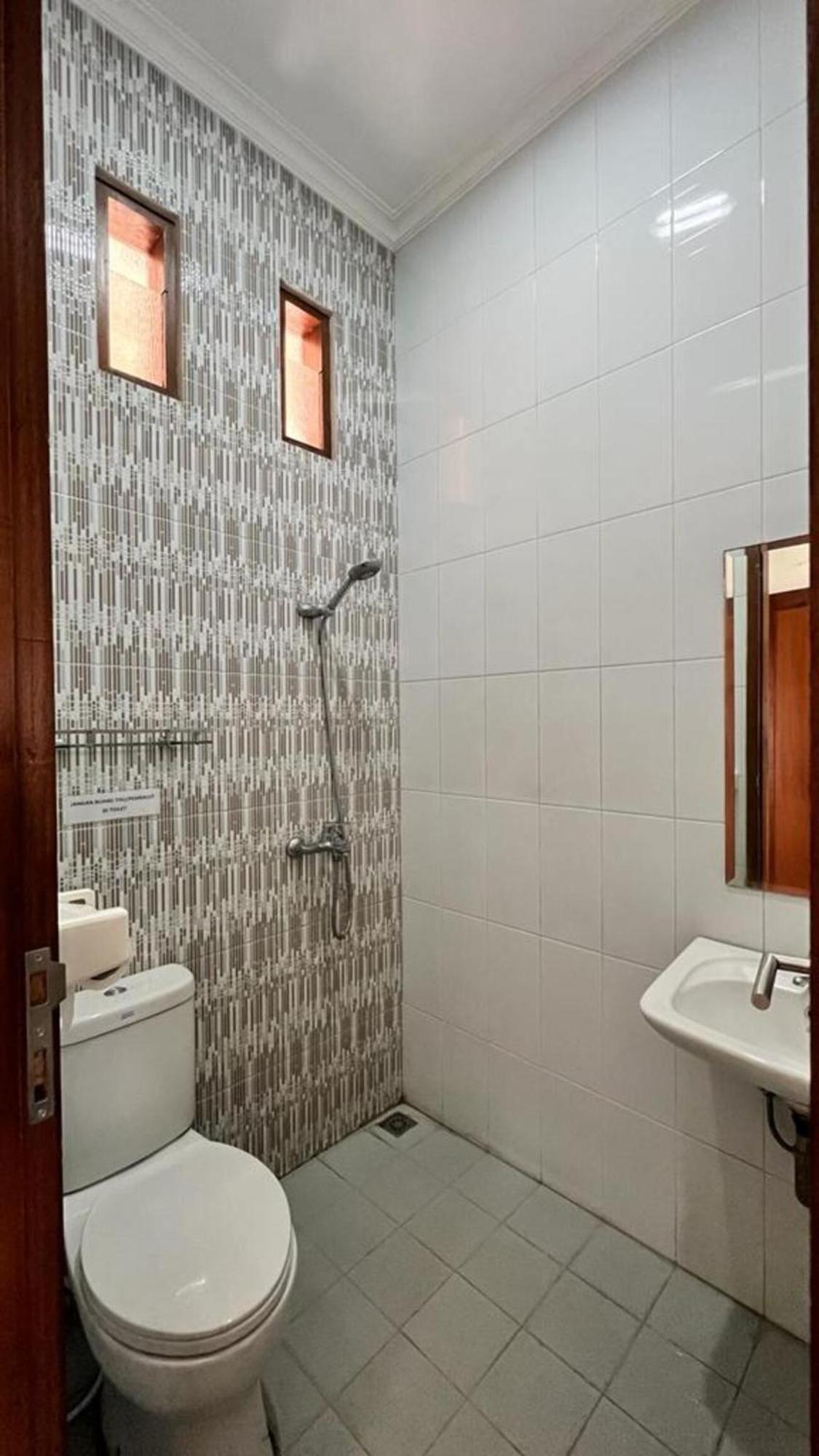 Hens Guesthouse Syariah Gadobangkong Exteriör bild