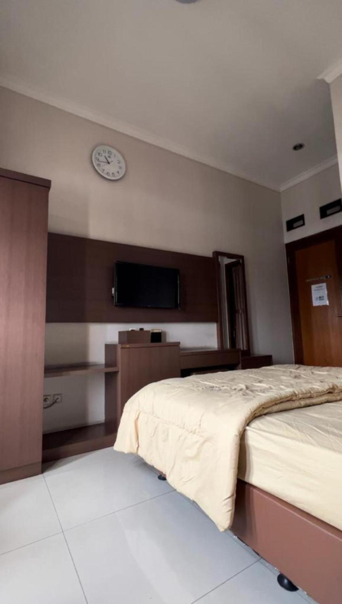 Hens Guesthouse Syariah Gadobangkong Exteriör bild