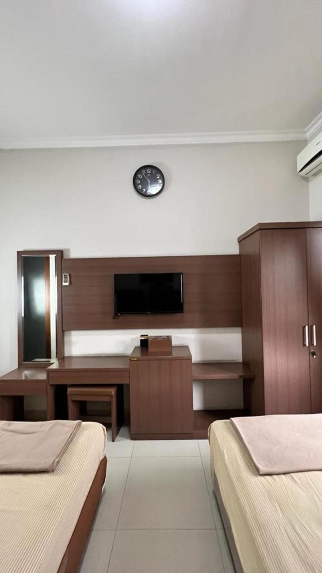 Hens Guesthouse Syariah Gadobangkong Exteriör bild